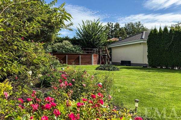 schön angelegter Garten