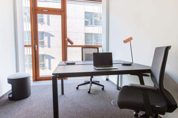 Möbliertes Büro mit 3 Arbeitsplätzen