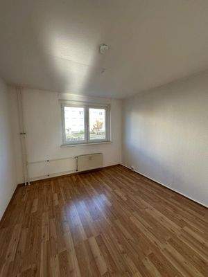 Leeres Zimmer mit Fenster