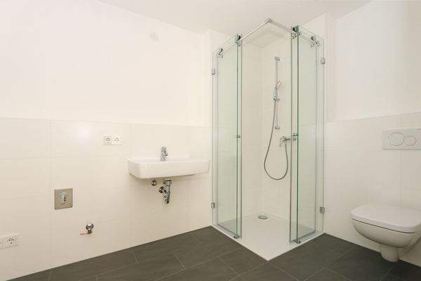 modern gefliestes Duschbad