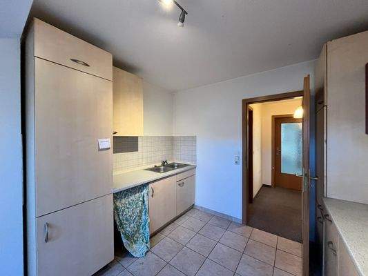 Kleine Küche mit Fliesenboden