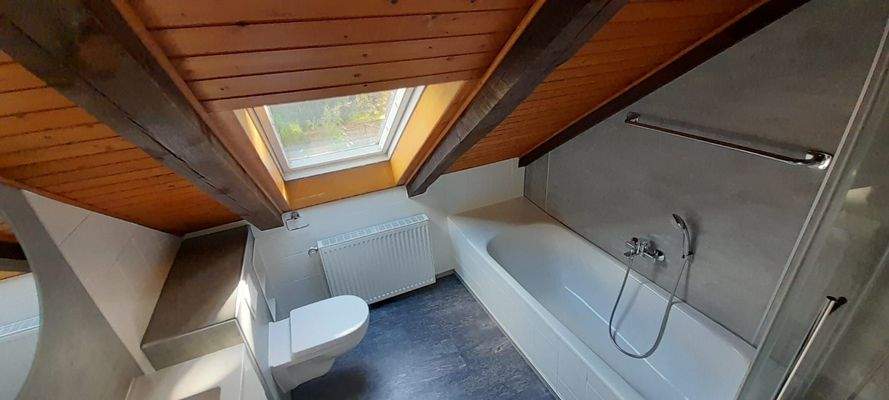 BAD MIT DUSCHE UND WANNE