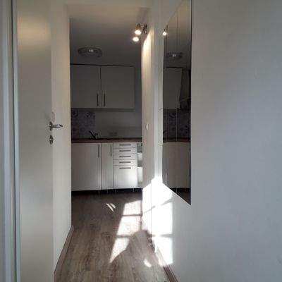 Nun kommt der Flur mit Blick zur Küche