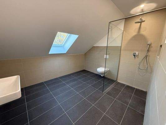 Grosszügiges Duschbad