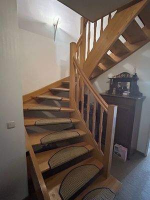 Massive Holztreppe zum Ober-und Untergeschoss