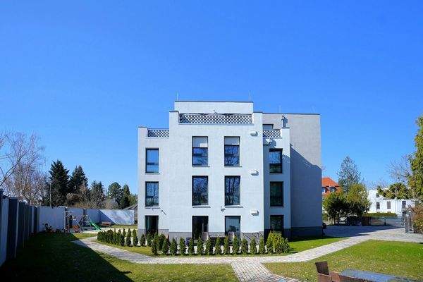 Hausansicht und Mietergarten