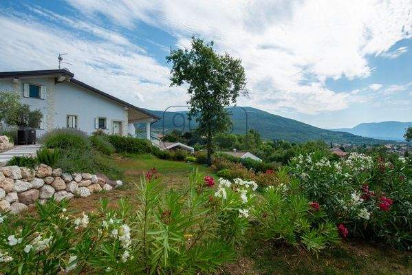 Eckreihenhaus-Villa mit großem Garten in Castion Veronese - Gardasee
