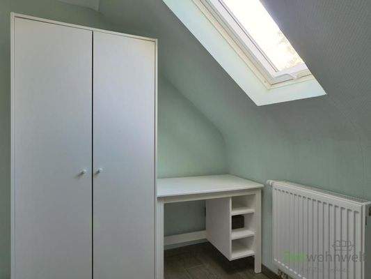 Kleiderschrank und Arbeitsecke