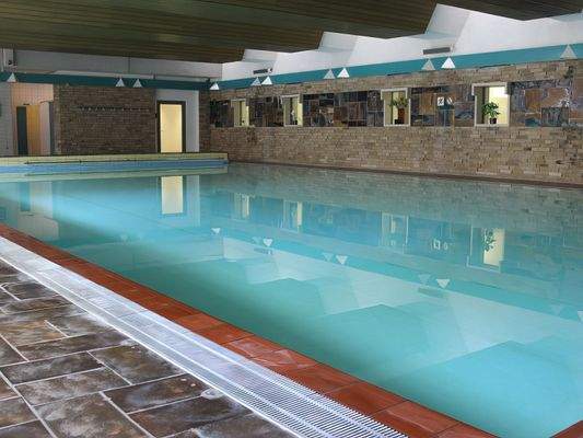 Schwimmbecken-mit-Blick-auf-den-Eingang-Schwimbad-low resolution-4x