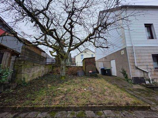 Garten mit Geräteschuppen