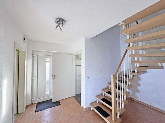 Diele mit offene Treppe ins DG