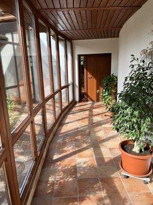 Durchgang zum Schwimmbad mit Fußbodenheizung