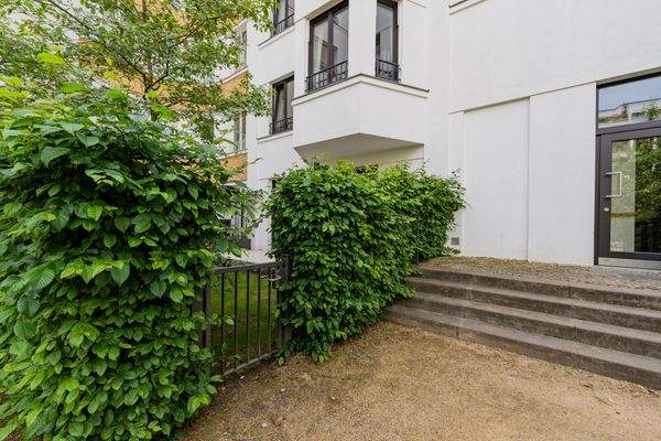 Zugang zu Terrasse + Garten vom Innenhof