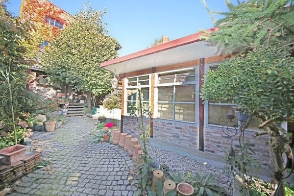 Grundstück mit Nebengelass