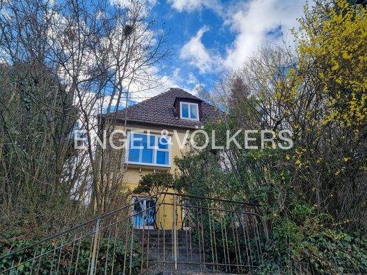 Ansicht aufs Haus von der Straße