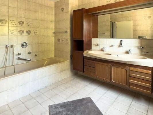 Großes Badezimmer im EG 