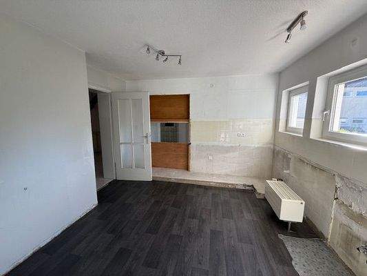 Küche m. Durchreiche in Esszimmer