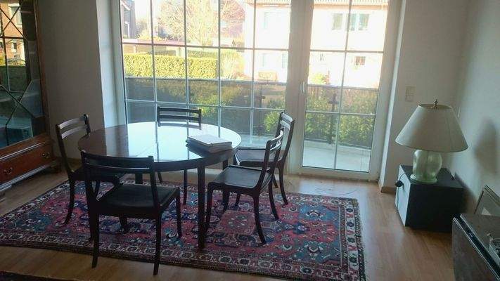 Wohnzimmer mit Balkon 