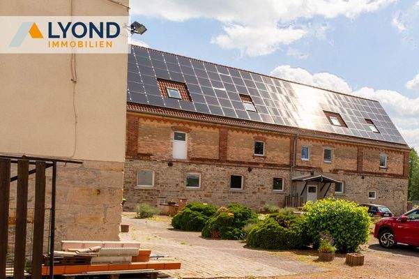 Nebengebäude mit Wohnungen