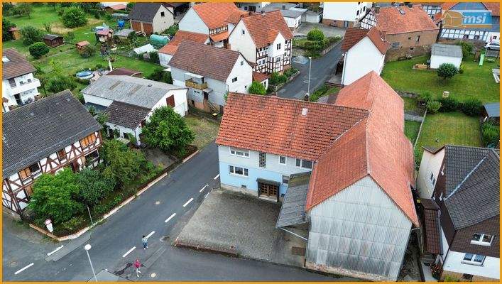 Blick auf Haus und Halle