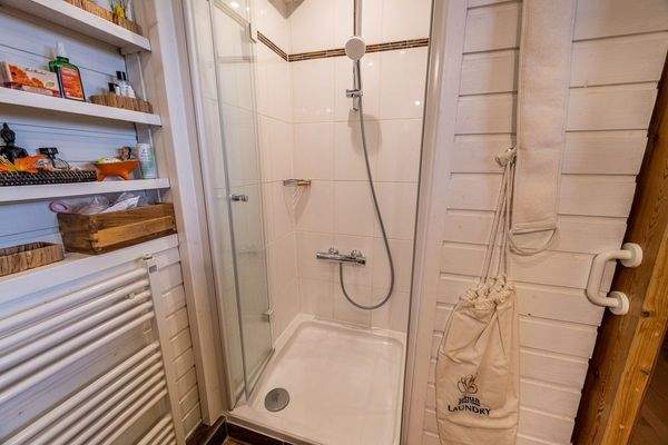 Badezimmer mit Dusche 