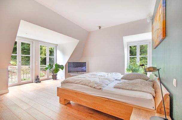 Ruhiges Schlafzimmer mit warmem, einladendem Ambie