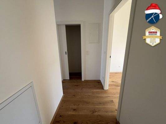 Gang zu den Zimmern und Abstellraum