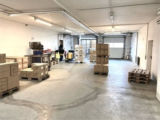 Kleines Umschlaglager mit Rampe