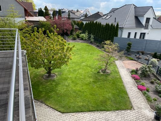 Blick von Dachterrasse in Garten