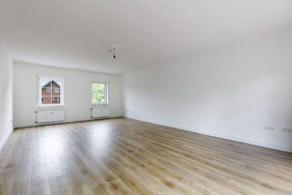 Raum 1, Wohn-Esszimmer mit Blick Richtung Straßenseite