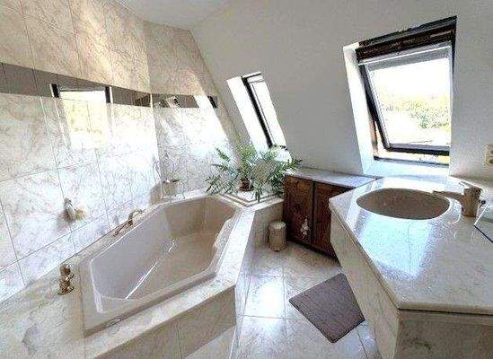 OG: Bad2 mit Wanne, Doppelwaschtisch und Dusche