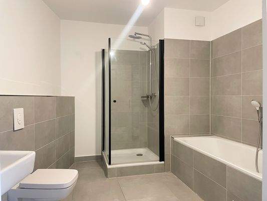 Bad mit Dusche und Wanne im OG(1).JPG