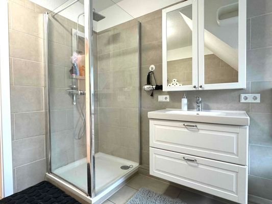Bad mit Dusche und Wanne im 1.OG rechts