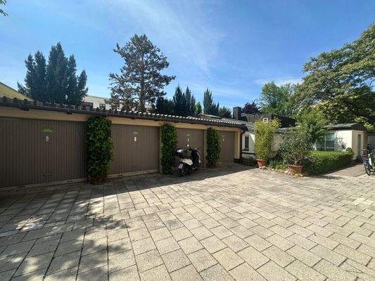 Innenhof mit Garagen