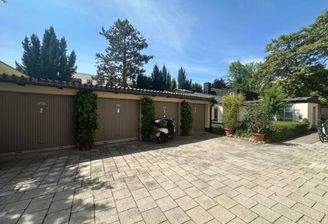 Innenhof mit Garagen