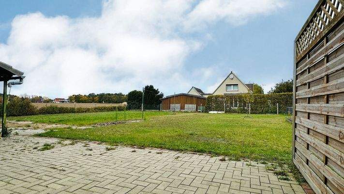  Ansicht von der Terrasse in den Garten