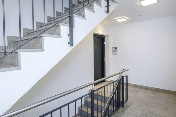 Treppenhaus mit Aufzug 