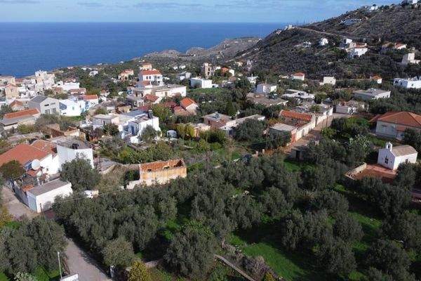 Kreta, Kokkino Chorio: Eckgrundstück in der Nähe des Dorfes und der Einkaufsmöglichkeiten zu verkaufen