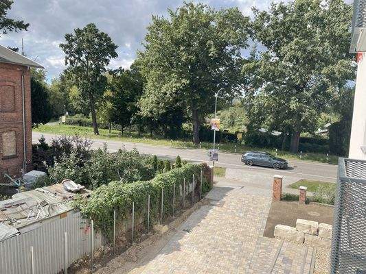 Straßenszene mit Bäumen