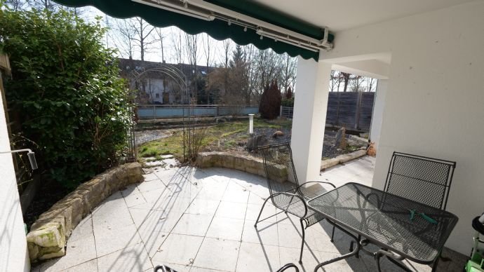 Sonnige, ruhige, familiengerechte 4-Zimmer-Wohnung mit Terrasse und nutzbarem Garten - direkt am alten Kanal in Holzheim - von Privat