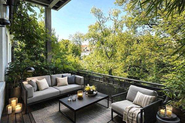 Eleganter Balkon mit üppigem Grün.jpg