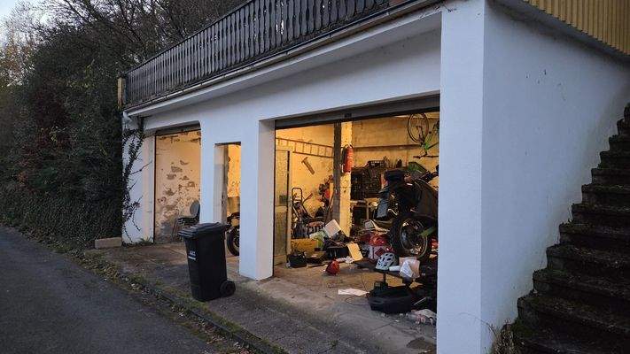 Garagentrakt mit darauf befindlicher Terrasse