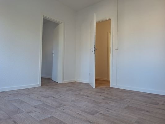 Schlafzimmer mit Durchgang zum Ankleidezimmer