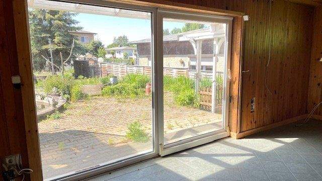 Wohnzimmer mit Blick in den Garten