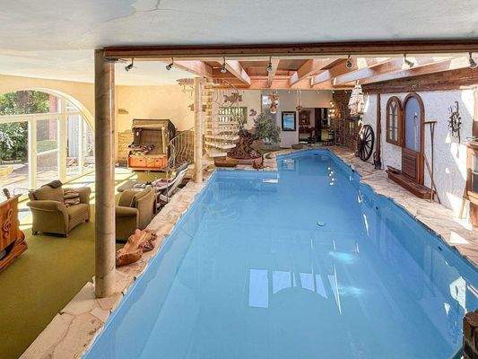 Blick von der Bogenbrücke auf den Pool