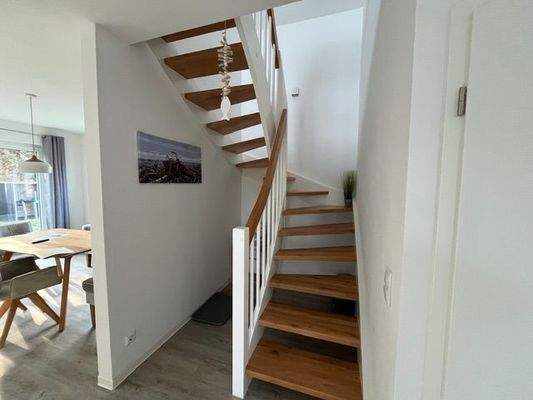 Wangern 17c Haus 1 EG, treppe ins OG.jpeg