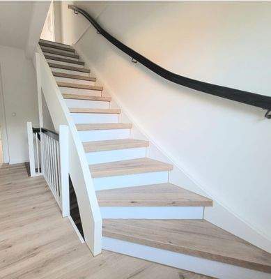 Elegante Treppe ins Dachgeschoss 
