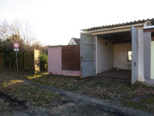 Grundstückszugang mit Garage