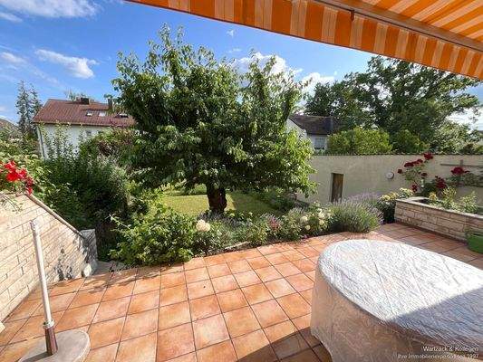 Terrasse mit Blick in den Garten