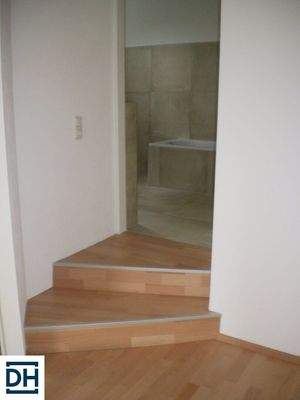 Stufe zum Badezimmer